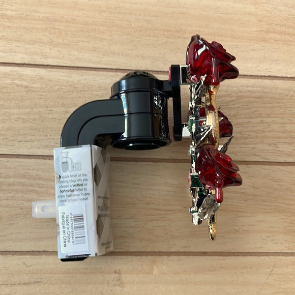 New Bath & Body Works Snake & Roses Wallflowers Fragrance Plug Halloween - Picture 3 of 9